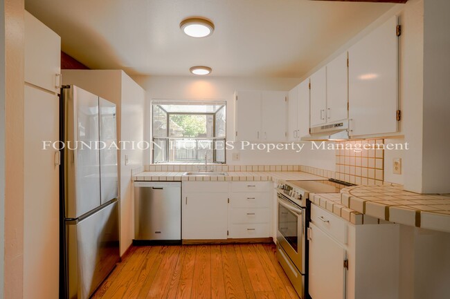 Building Photo - 2bed Townhouse Loft in Sycamore Park - FOU...