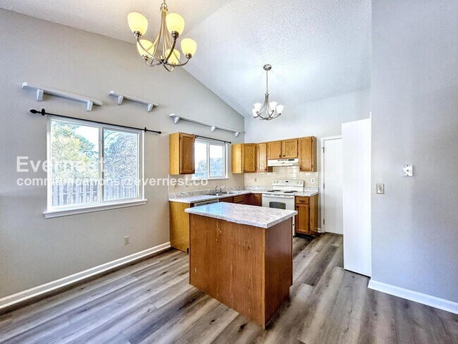 Foto del edificio - 3 Bed, 2.5 Bath Home with Fenced Yard & Garage / Available Soon!