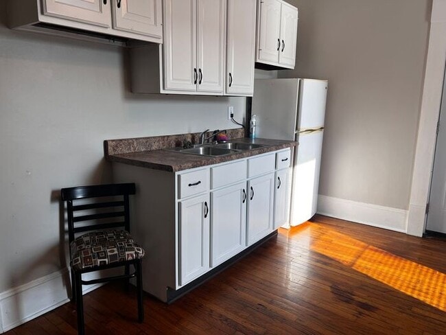 Building Photo - 2 Bedroom with All Utilities included Clos...