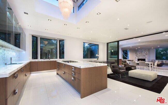 Foto del edificio - 900 N Hillcrest Rd