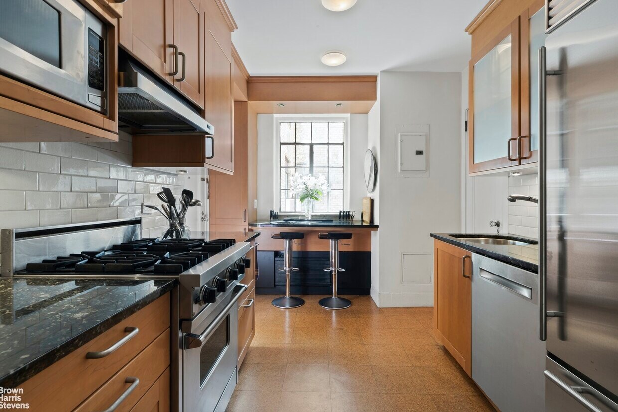 Foto principal - 50-50 E 10th St