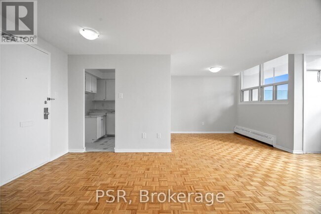 Photo du bâtiment - 1442-1442 Lawrence Ave W