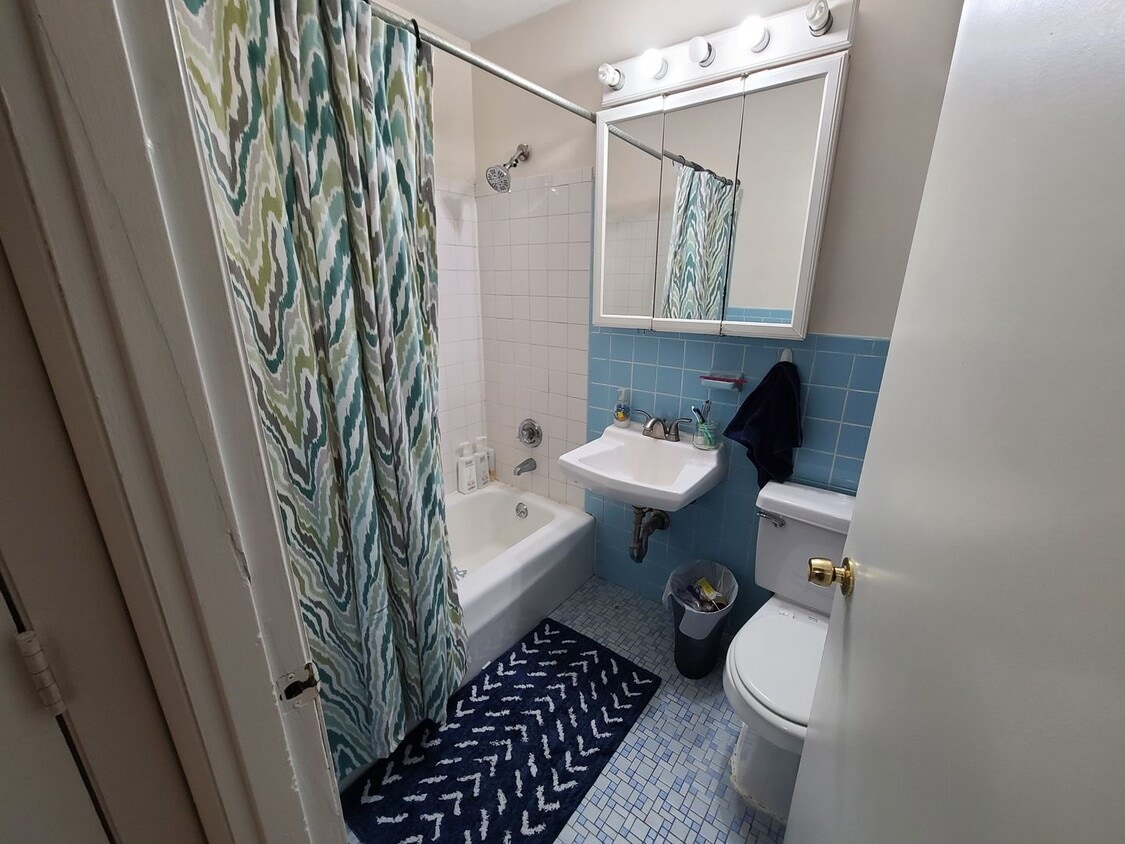 Building Photo - Cozy Studio - Off Street Parking - On Site...