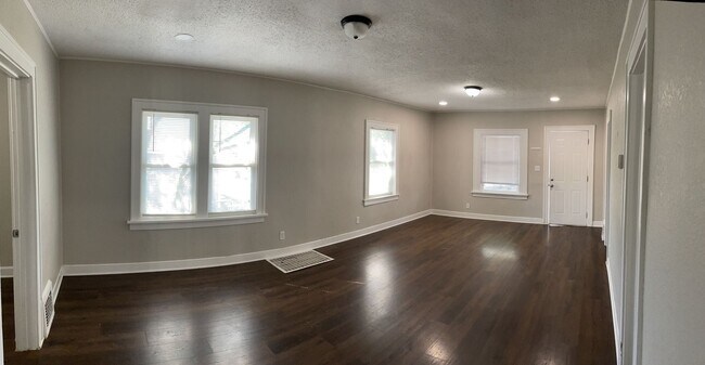 Building Photo - Darling Home Close to Saint Marks Church & WSU