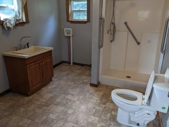 Building Photo - Welcome to this charming 3-bedroom, 1-bath...