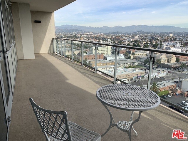 Foto principal - 3785 Wilshire Blvd