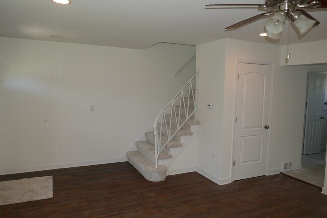 Building Photo - 5 E Judith Ann Dr