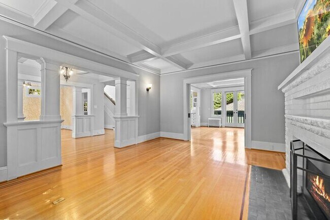 Foto del edificio - Stunning 1909 Craftsman w/ AC in Coveted C...