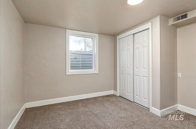 Foto del edificio - 4 Bed 2 Bath in Boise!