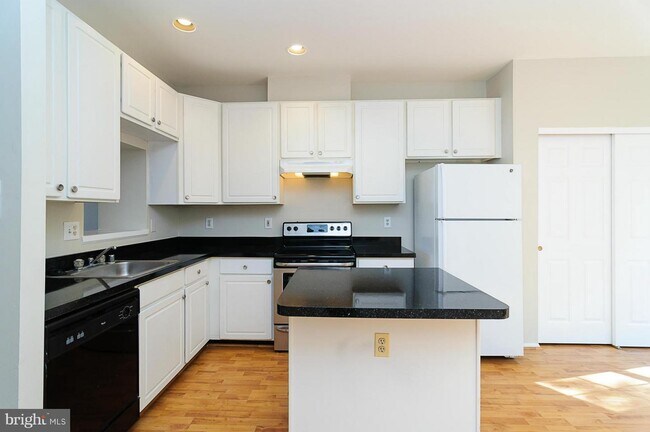Building Photo - 8459 Gold Sunset Way