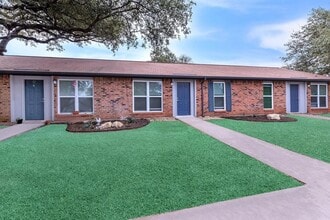 Building Photo - 900 Westwood Dr