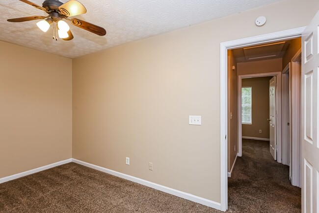 Building Photo - Cozy Corner Unit! 2 Bedroom / 1.5 Bathroom...