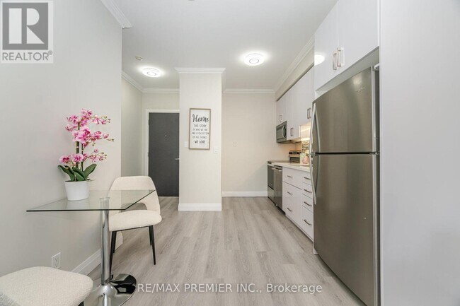 Building Photo - 1005 King St W