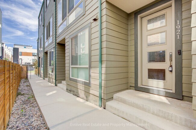 Foto del edificio - Evolve Real Estate: Gourgeous Townhome Nea...
