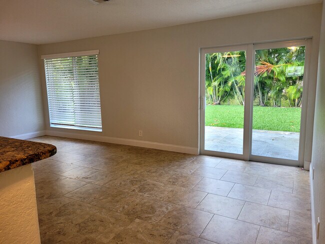 Foto del edificio - 828 Cinnamon Rd