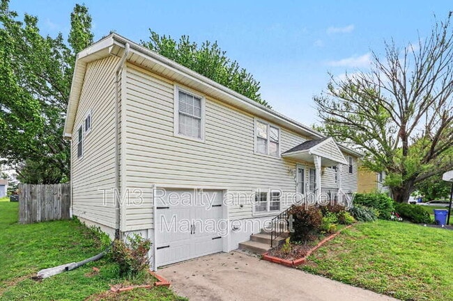 Building Photo - 1324 E 152nd Terrace