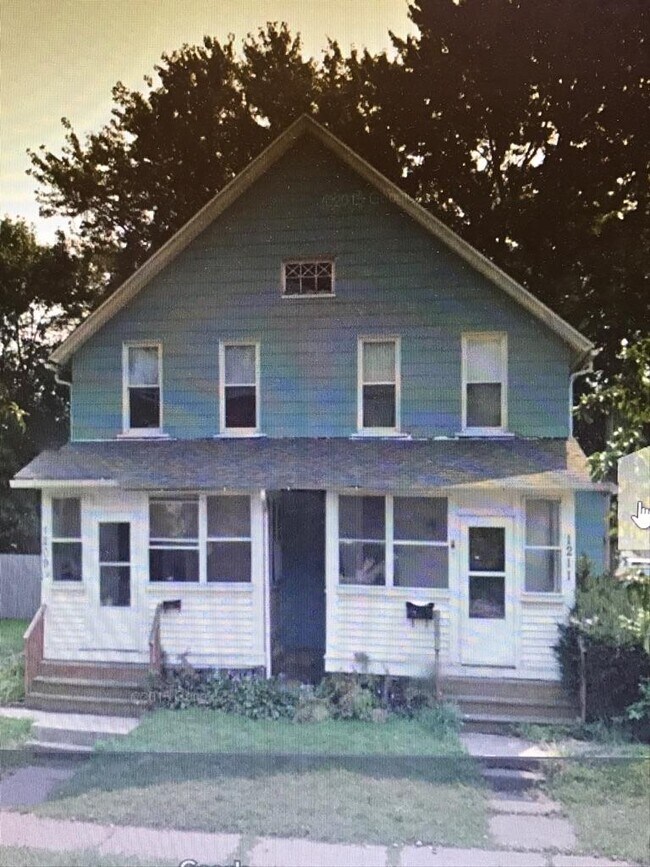 Building Photo - 1211 W 15th St