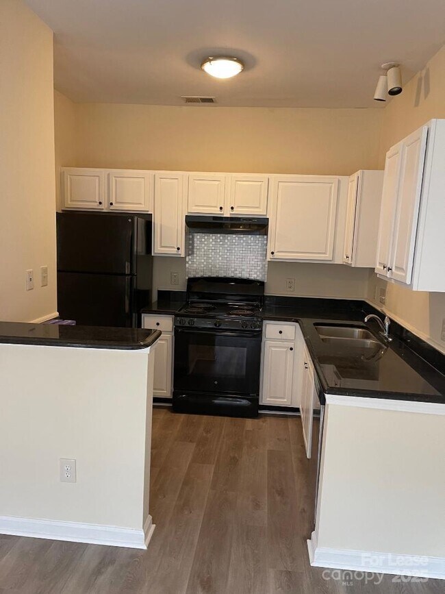 Foto del edificio - 2121 Lennox Square Rd