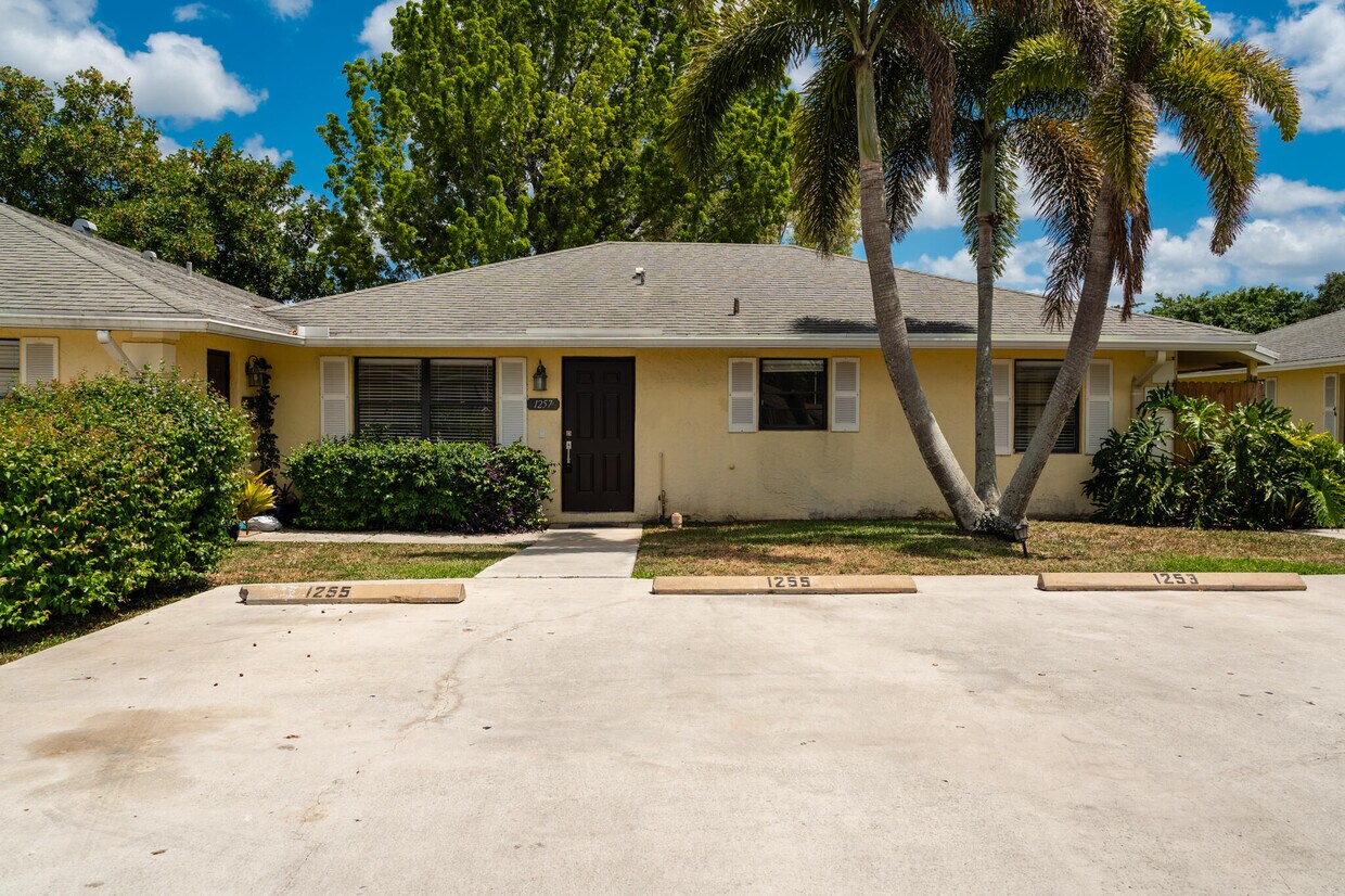 Foto principal - 1253 White Pine Dr