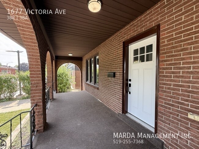 Building Photo - BEAUTIFUL 3 BED/ 2.5 BATH w/ POOL ON VICTORIA + UTILITIES!