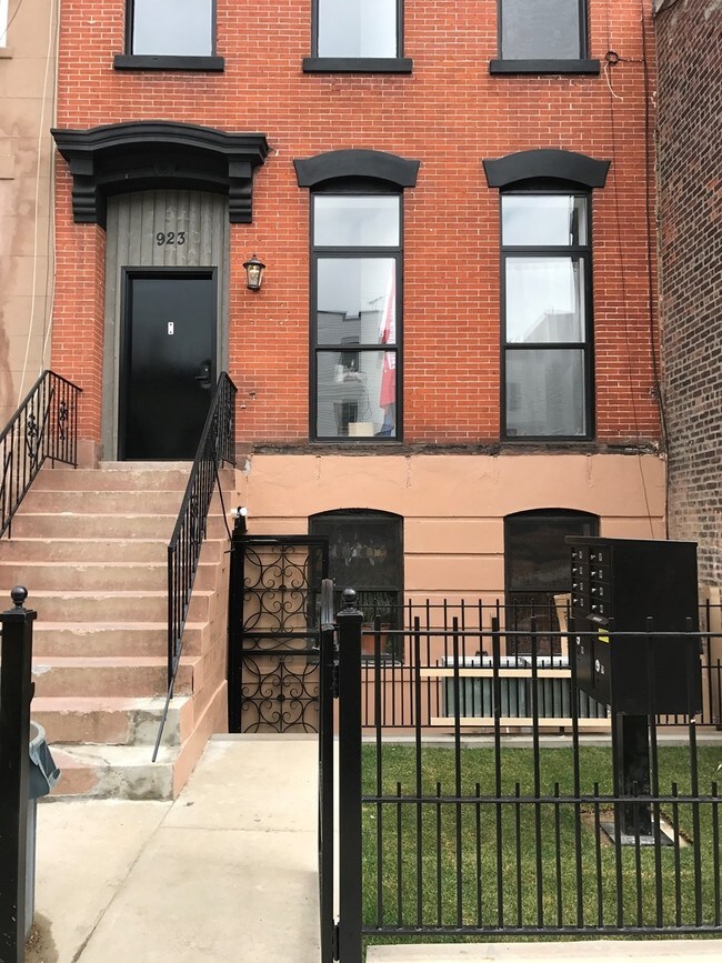 Foto del edificio - 923 Bedford Ave