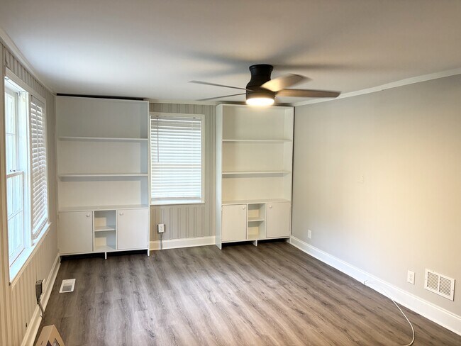 Foto del edificio - 5715 Harding Dr