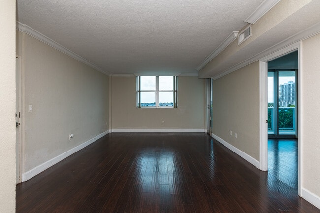 Building Photo - 7501 E Treasure Dr