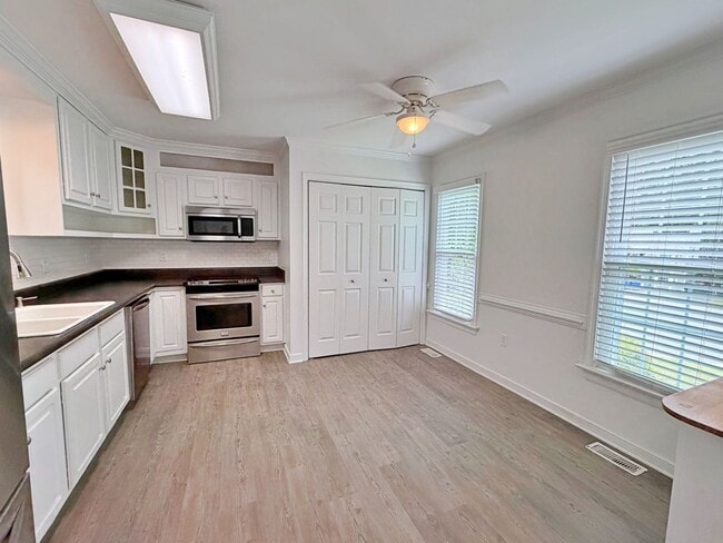Building Photo - Updated Home in the Heart Of Chesterfield