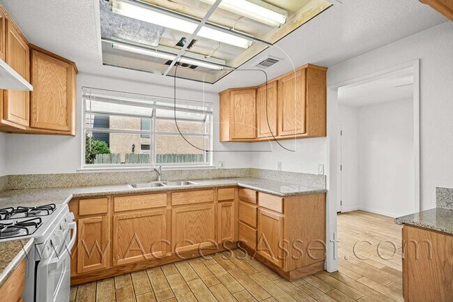 Foto del edificio - Two-Story Condo with Private Yard in Lake Elsinore