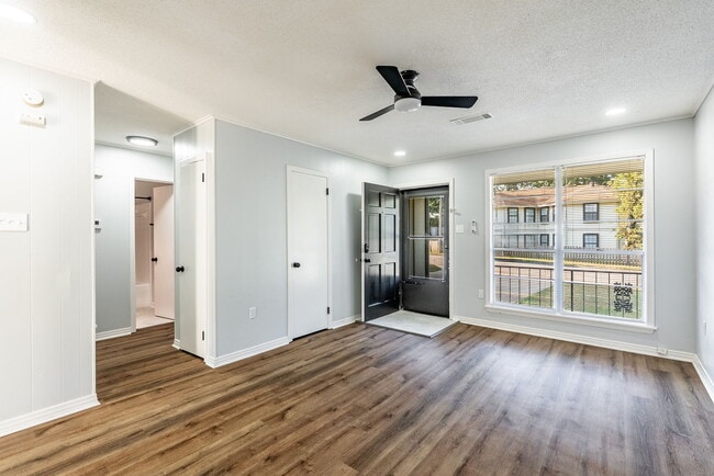 Foto del edificio - 9001 Woodbine St