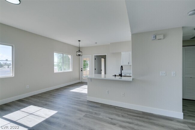 Building Photo - 3400 Cabana Dr