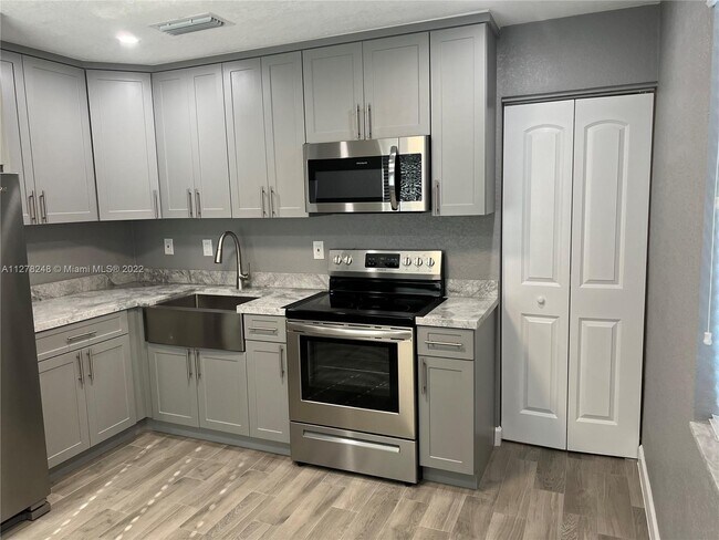 Foto del edificio - 151 NW 18th Ct