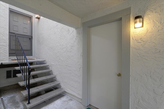 Building Photo - Cupertino 2 Bed, 2 Bath Townhouse with Att...