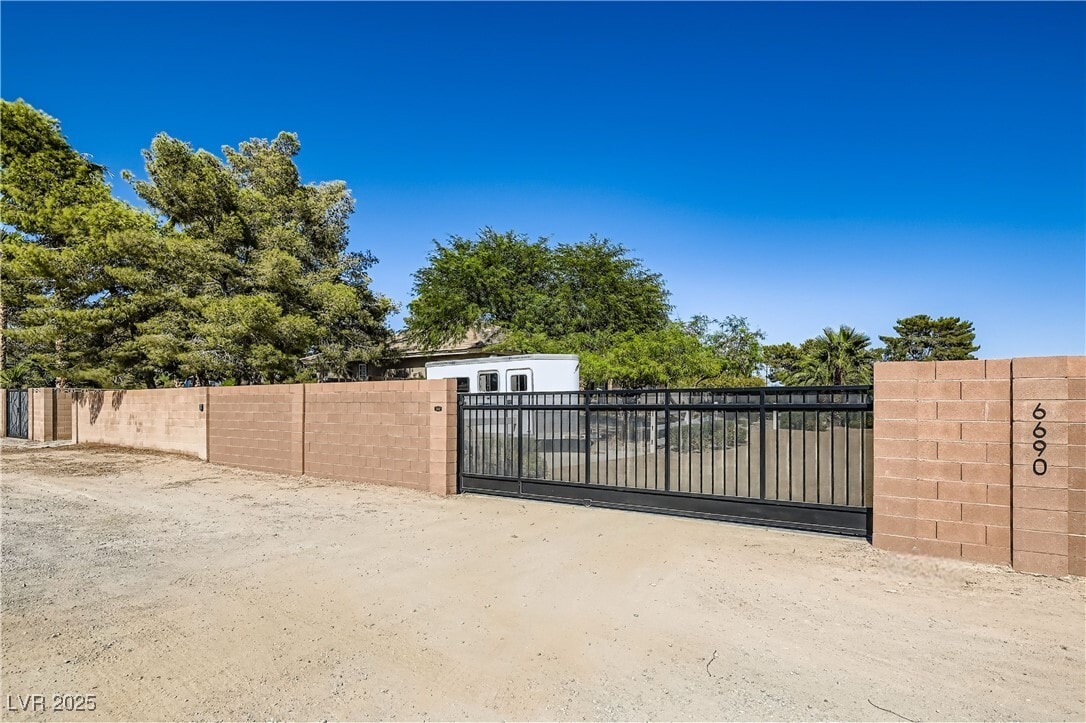 Primary Photo - 6690 N Torrey Pines Dr