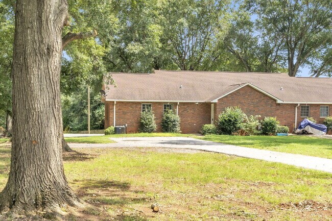 Building Photo - Discover Comfort and Convenience! Prime Bo...