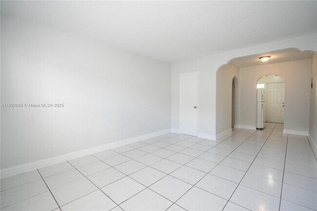 Foto del edificio - 7829 Carlyle Ave