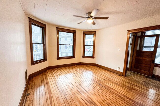 Building Photo - 406 River St