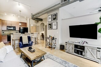 Building Photo - 1901 Post Oak Blvd