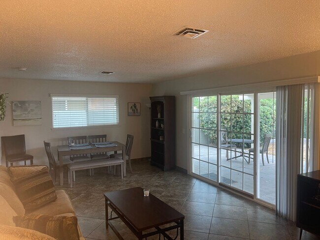 Building Photo - Beautiful single story, furnished/unfurnis...