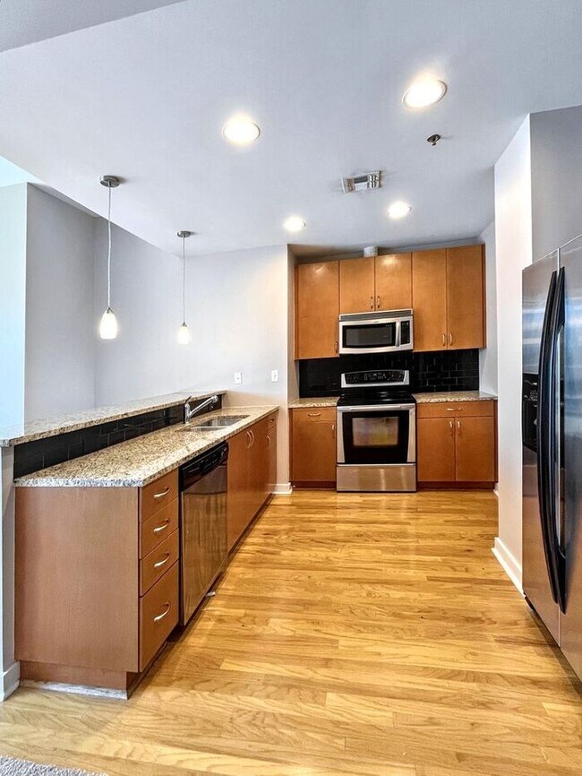 Foto del edificio - Beautiful 1-Bedroom Condo with Stunning Do...