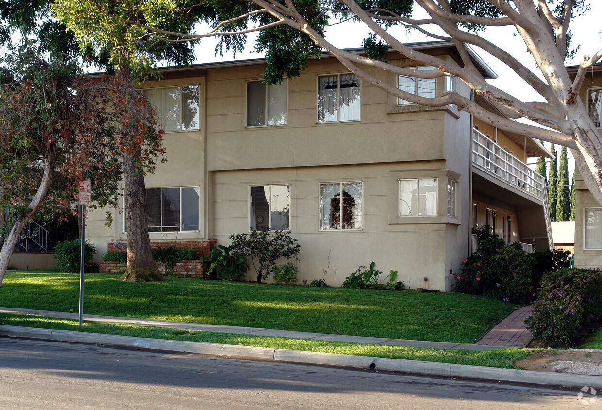 Building Photo - 1104 E Imperial Ave