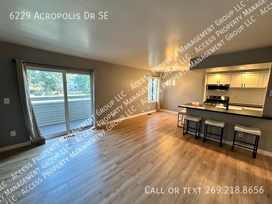 Primary Photo - Forest Hills Condo Assn 3 Bedroom 3 Bathro...