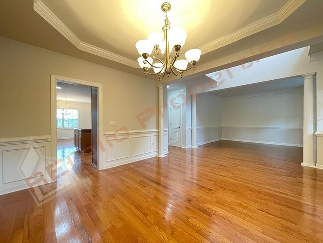 Building Photo - Lovely 5 Bedroom 4 Bathroom Single Family ...