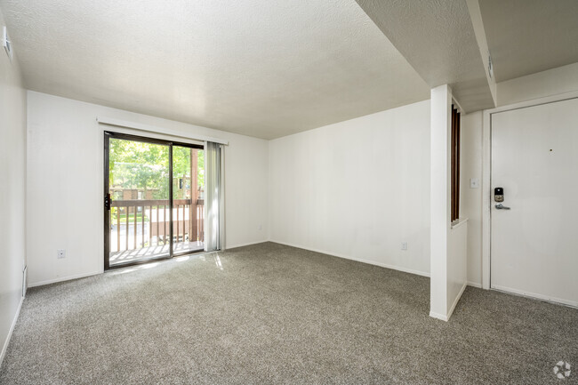 1BR, 1BA - 714SF - Living Room - South Bridge Apartments