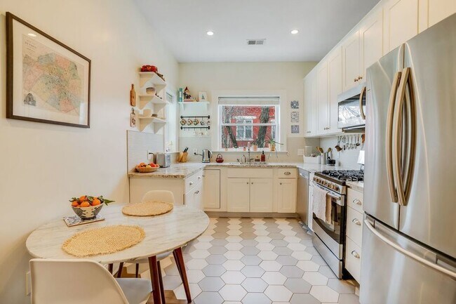 Foto del edificio - Nice Two Bedroom Home near Union Market - ...