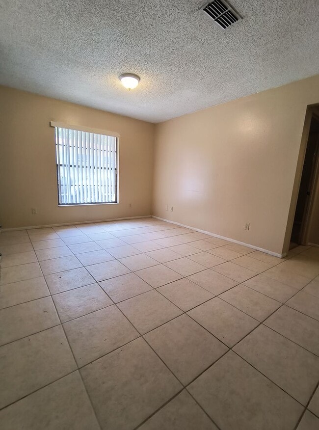 Foto del edificio - Spacious 3-Bedroom  2 Bathroom Apartment f...