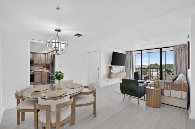 Foto del edificio - 7835 Lakeside Blvd