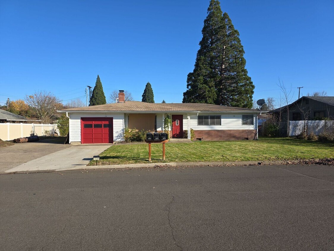 Primary Photo - 3 Bedroom 1.5 bath home located in the bea...