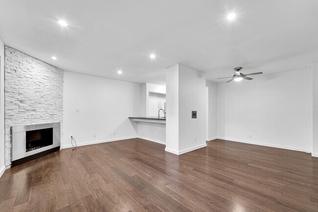 Foto del edificio - Beautifully Remodeled 1 Bed / 1 Bath with In-Unit Laundry + 3 Parking Spaces