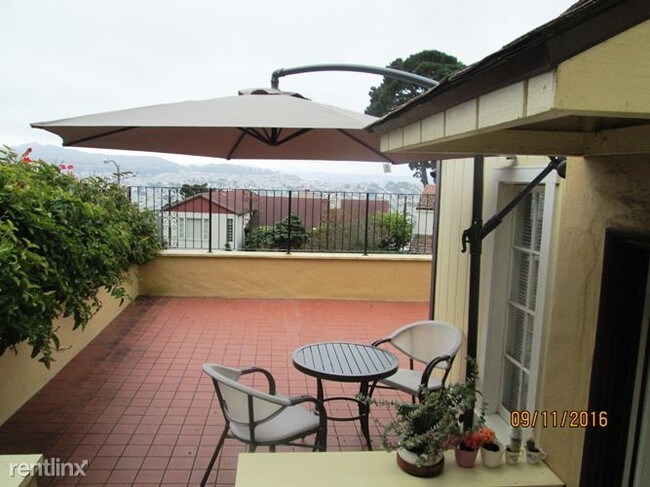 Building Photo - 600 Los Palmos Dr